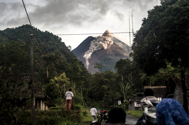 Indonesian volcano erupts, spewing hot ash three kilometres away