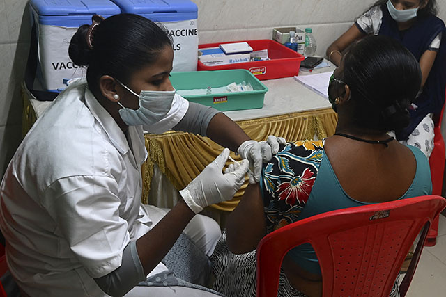 Pénurie de vaccins en Inde où le nombre d'infections atteint un record