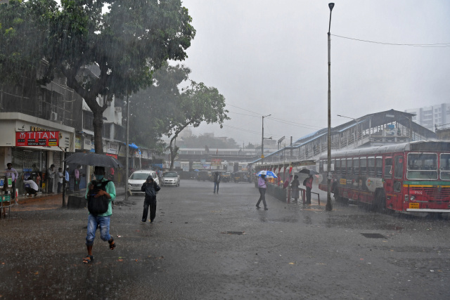 Monster cyclone heads for Covid-stricken India