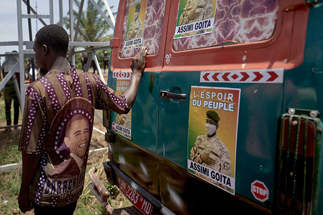 Mali: le colonel Goïta enfile le costume de président dans un Sahel meurtri
