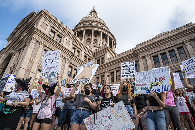 Un juge fédéral bloque temporairement une loi interdisant la majorité des avortements au Texas