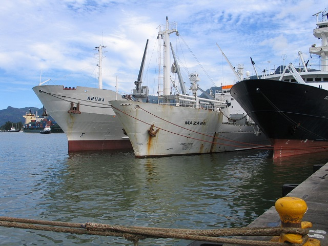Des senneurs battant pavillon des Seychelles rentrent au port après avoir atteint leur quota de thon