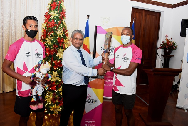 Le Queen's Baton passe entre les mains du président des Seychelles