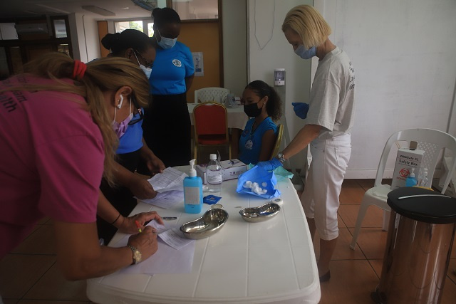 Troisièmes doses de vaccin COVID-19 disponibles dans les centres de santé régionaux des Seychelles