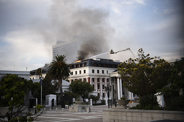 Afrique du Sud: l'incendie maîtrisé au Parlement, selon les pompiers