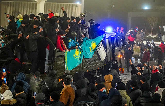Moscou et ses alliés envoient une "force de maintien de la paix" au Kazakhstan en proie aux émeutes