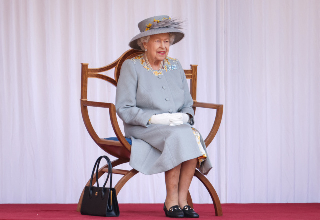 Queen catches 'mild' Covid soon after 70th anniversary