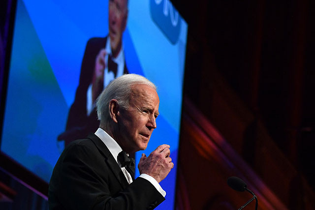 Ukraine: Biden traite Poutine de "criminel de guerre", frappes meurtrières sur des civils