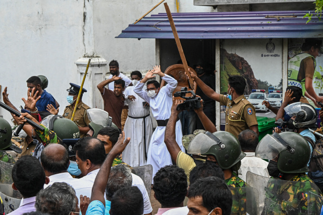 Sri Lanka orders 'offensive' to contain riots