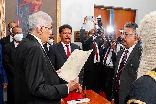 New Sri Lanka president sworn in eyeing unity government
