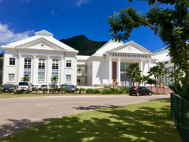 Requête officielle pour récuser les juges de la Cour constitutionnelle des Seychelles pour l'audience sur le 10e amendement