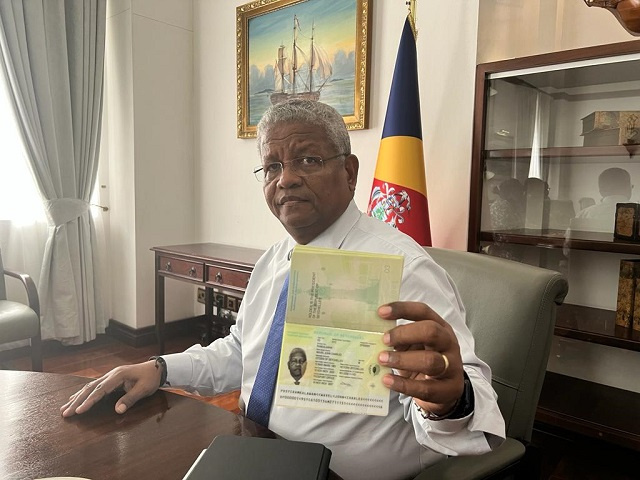 Le président des Seychelles reçoit le premier passeport biométrique alors que le pays adopte ce nouveau système