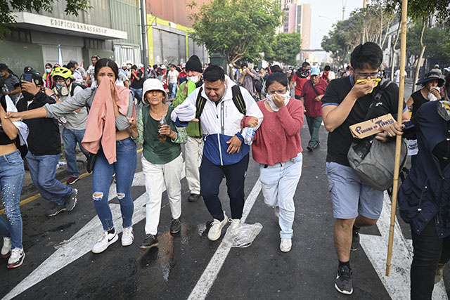 Pérou: des milliers de manifestants contre la présidente à Lima, heurts dans le centre-ville
