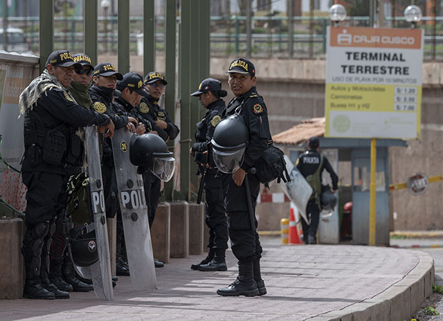 Pérou: l'armée et la police vont débloquer les routes, annonce le gouvernement