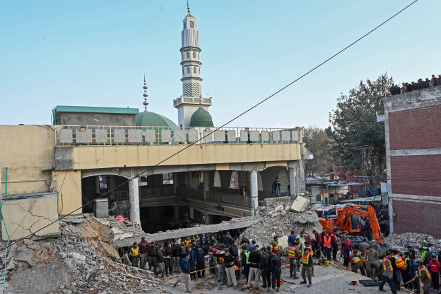 Police among 33 dead and 150 wounded in Pakistan mosque blast