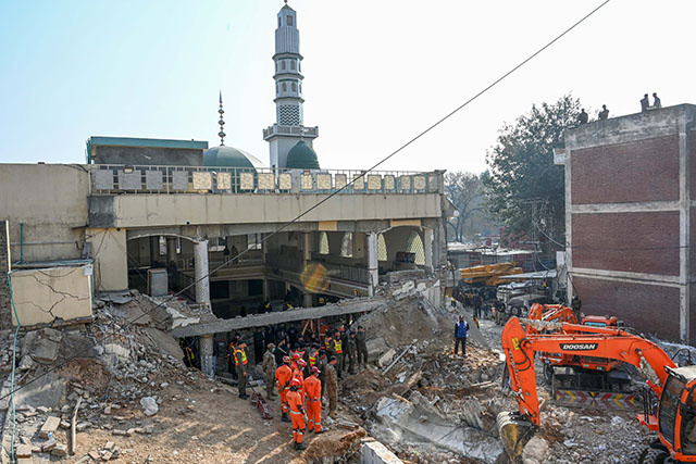 Pakistan: près de 90 morts dans l'attentat contre une mosquée, des corps retirés des décombres