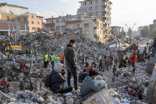 Des sauvetages miraculeux une semaine après le séisme en Turquie et en Syrie