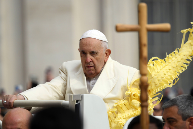 Pope thanks well-wishers after illness, as he kicks off Easter week