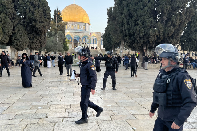 Clashes erupt as Israel police enter flashpoint Jerusalem mosque