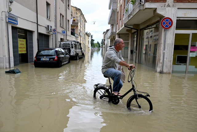 Italy flood deaths rise to 13 as thousands wait to come home
