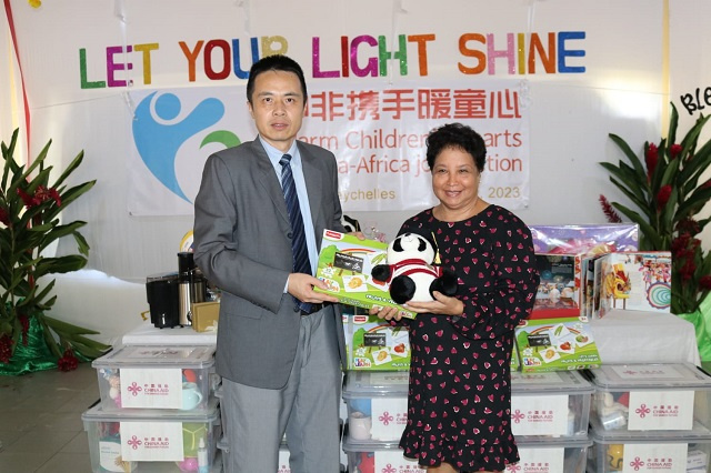 "Warm Children's Heart": un orphelinat des Seychelles reçoit un don de la Chine