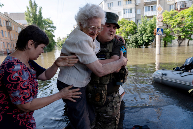 Deadly shelling in flood-hit region as Ukrainian, Russian forces clash