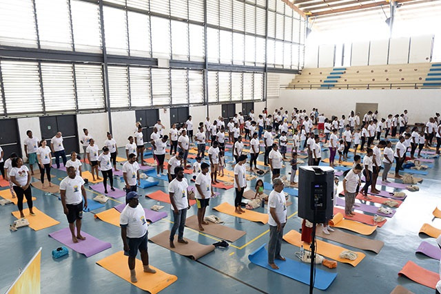 Seychellois yoga enthusiasts mark International Day of Yoga with mass session