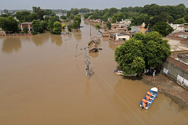 Environ 100.000 personnes évacuées après des inondations dans l'Est du Pakistan