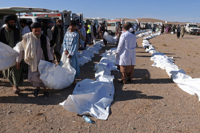 Mass funeral held for Afghan quake victims, families still missing