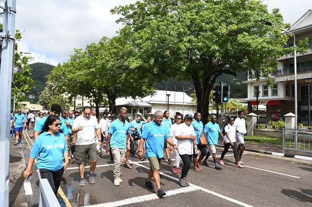 Le président des Seychelles mène une marche contre l'obésité alors que le pays lance une grande campagne