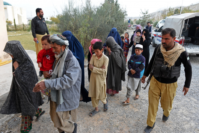 Mass exodus of Afghans as deadline to leave Pakistan arrives