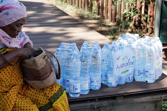 France/crise de l'eau à Mayotte: la distribution des bouteilles étendue à toute la population
