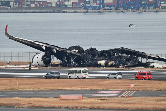 La collision à l'aéroport de Tokyo-Haneda toujours inexpliquée, l'enquête en cours