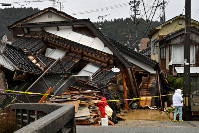 Hundreds cut off after Japan quake that killed 78