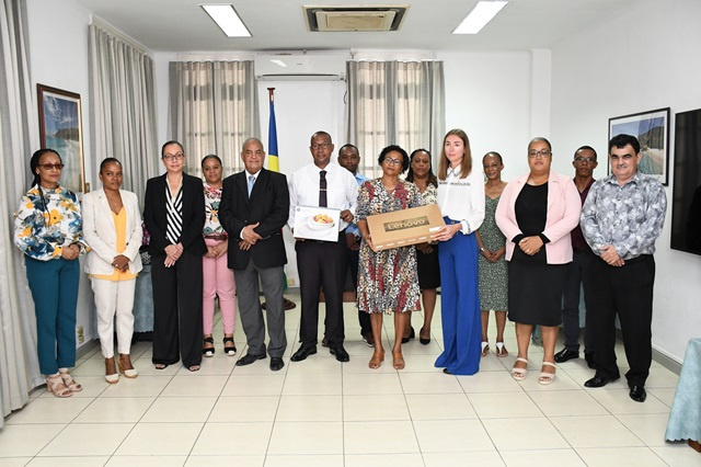 Adoptez un district : les consuls honoraires des Seychelles font un don à 2 districts