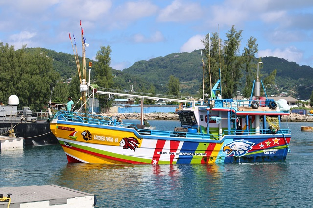 L'équipage sri-lankais secouru par les garde-côtes des Seychelles arrive à Mahé