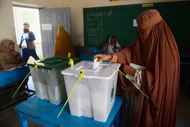 Le Pakistan vote pour des élections contestées et sans internet mobile