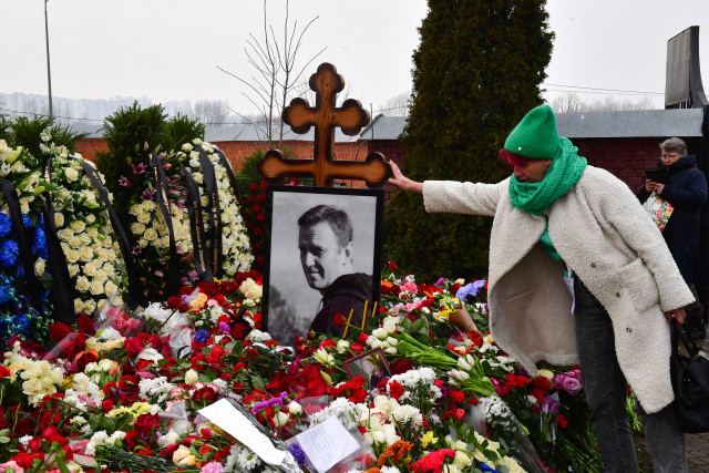Hundreds of mourners pay tribute at Navalny's grave