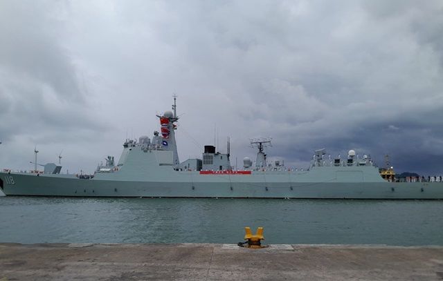 Chinese naval vessel greeted in Seychelles' port by local Chinese community 