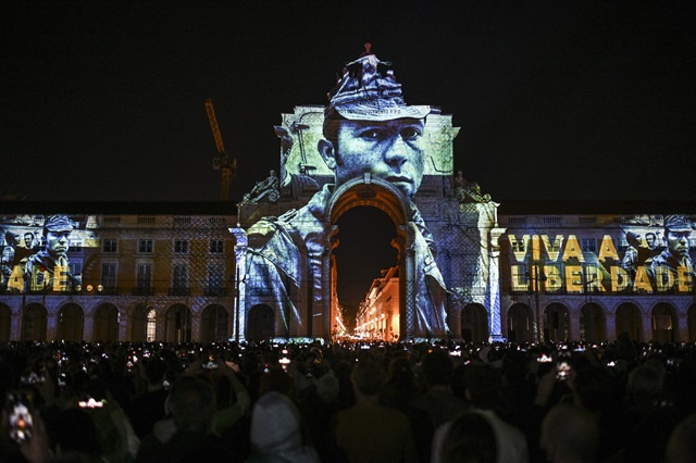 Le Portugal célèbre le 50e anniversaire de la Révolution des Œillets