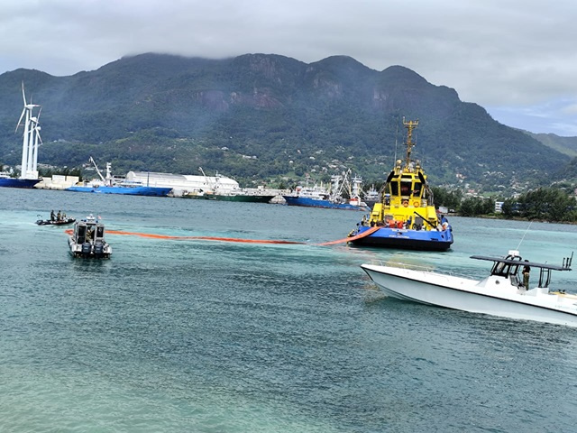Reacting to oil spills: Seychelles' and French forces undertake first spill simulation exercise 