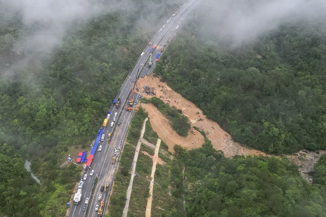 Effondrement d'une autoroute en Chine: nouveau bilan de 36 morts