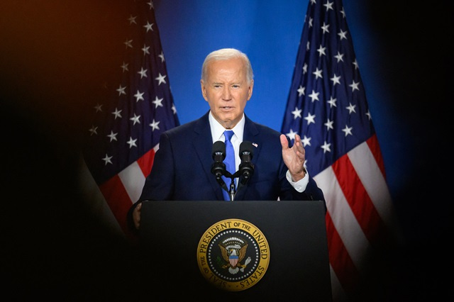 Face à la presse, un Biden batailleur et gaffeur