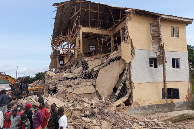 Nigeria school collapse kills 21, scores injured