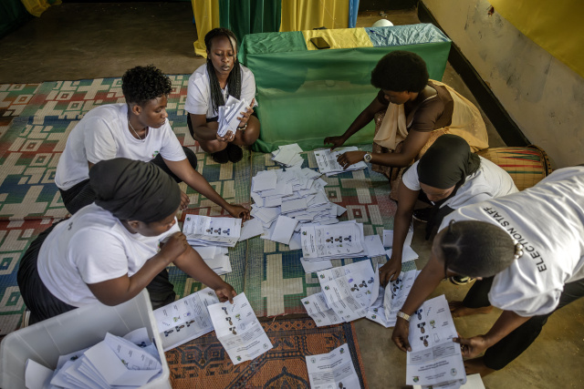 Rwanda's Kagame cruises to crushing election victory