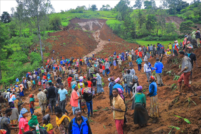 Scramble to send aid after Ethiopia landslide kills over 200