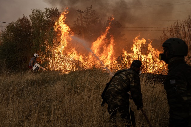 Grèce: renforts européens attendus pour l'incendie près d'Athènes