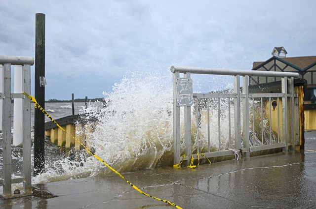 L'ouragan Hélène, "extrêmement dangereux", s'abat sur la Floride