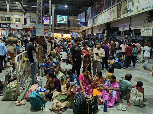 Thousands flee to shelters as cyclone threatens India