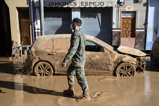 Spain sends thousands more troops to flood epicentre